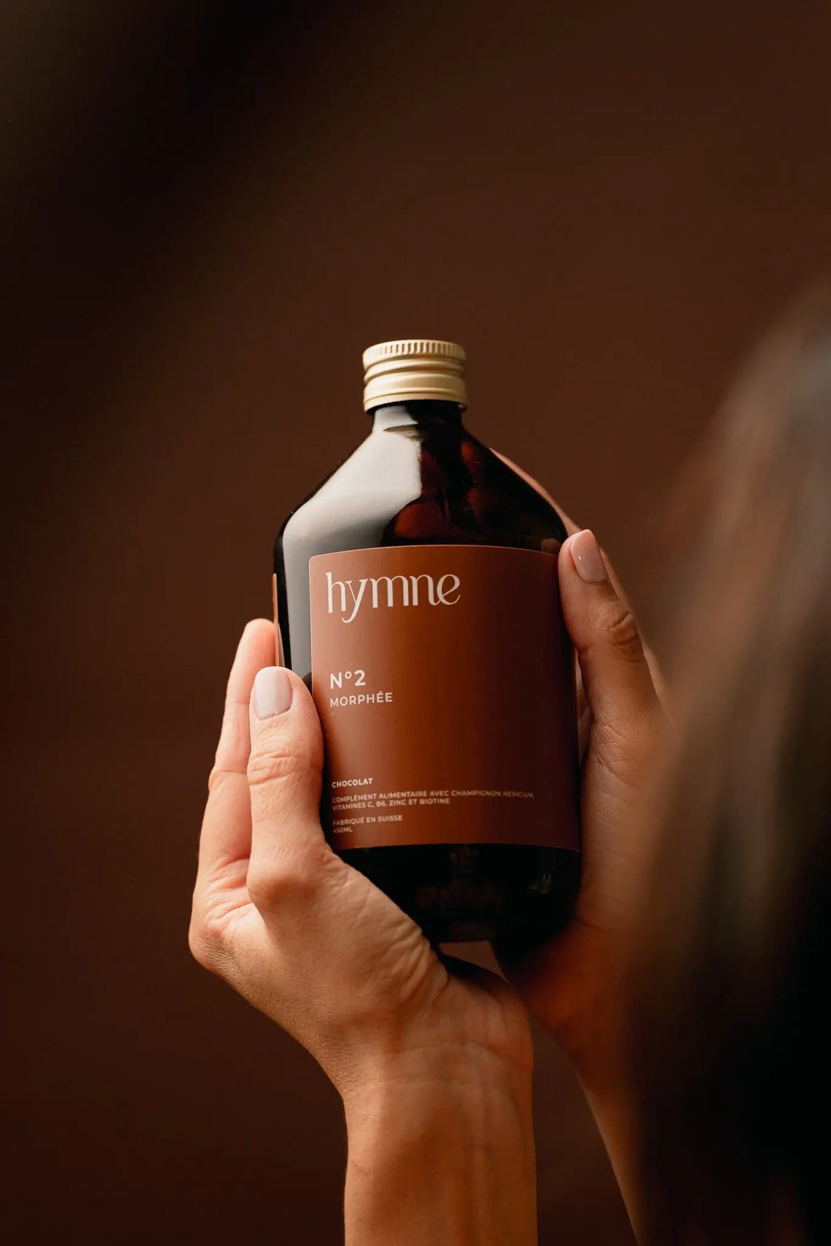 Morphée, complément liquide au Lion's Mane tenu en main, Hymne Suisse