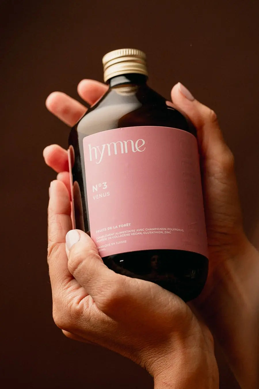 Vénus, complément liquide Polyporus et collagène vegan tenu en main, Hymne Suisse